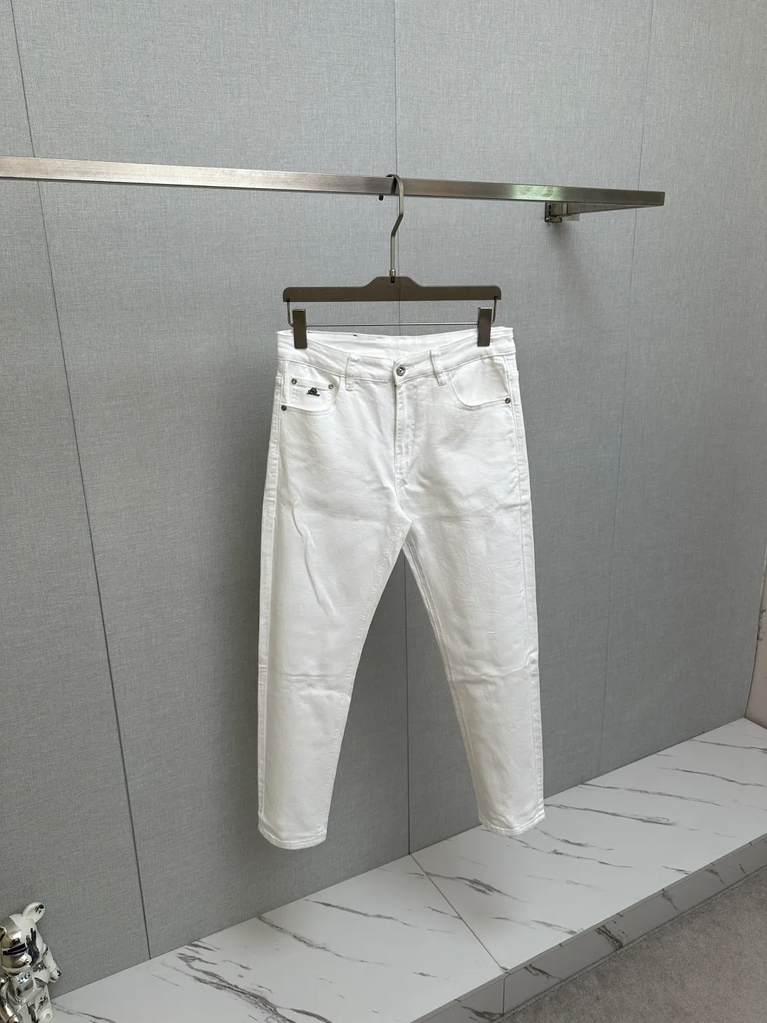 New products from LP counter, original jeans, made by original heavy industry, brand Classic LOGO design, complete with three standards! Original hardware accessories. The denim fabrics are customized at the counter and are completely matched to the counter. You are welcome to try them on before buying. Don’t be afraid of comparing good products. Sizes:29-38